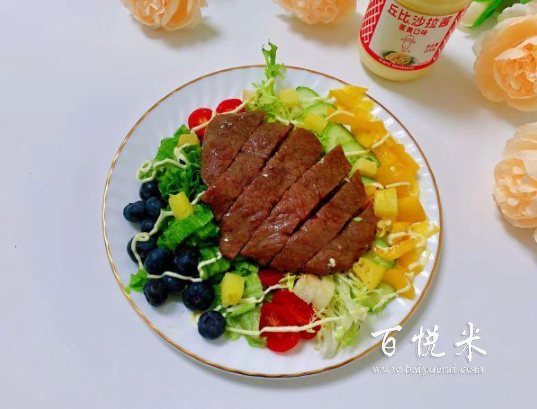 衛(wèi)生又簡(jiǎn)單的牛排，詳細(xì)的做法，牛排和沙拉的搭配，讓人欲罷不能